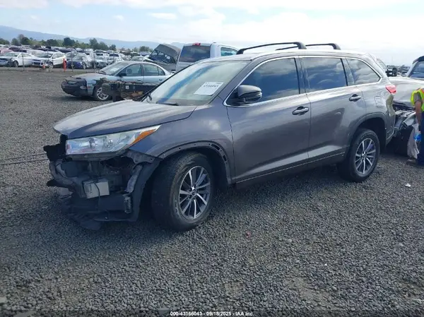 5TDJZRFH3JS836069 2018 TOYOTA HIGHLANDER - Image 2