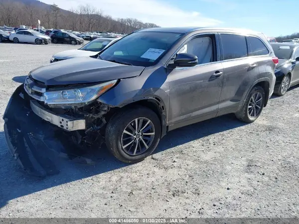 5TDJZRFH3JS843054 2018 TOYOTA HIGHLANDER - Image 2