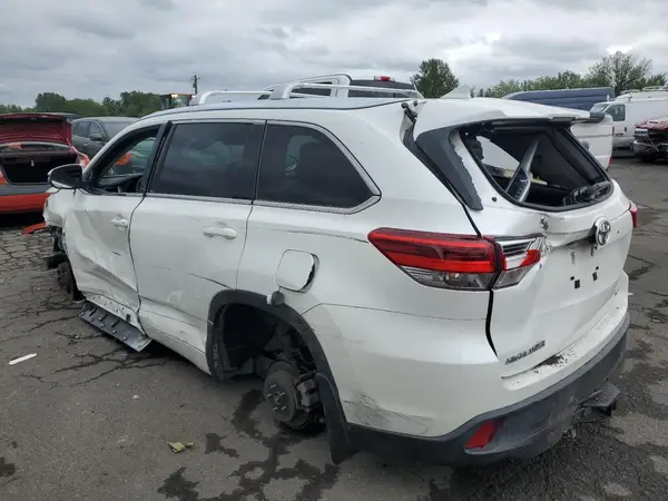 5TDJZRFH3JS844138 2018 TOYOTA HIGHLANDER - Image 2