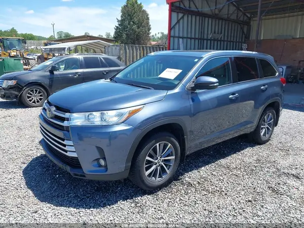 5TDJZRFH3JS847136 2018 TOYOTA HIGHLANDER - Image 2