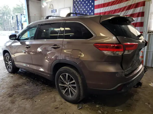5TDJZRFH3JS850781 2018 TOYOTA HIGHLANDER - Image 2