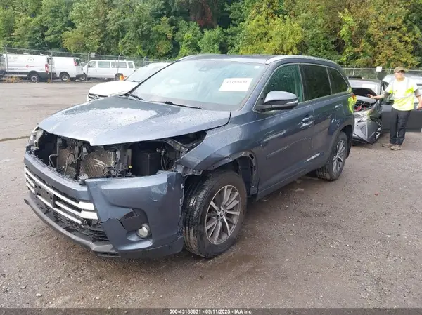 5TDJZRFH3JS855205 2018 TOYOTA HIGHLANDER - Image 2