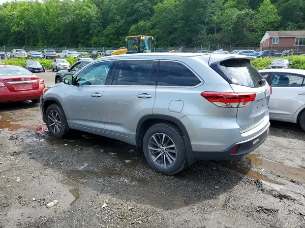 5TDJZRFH3JS857097 2018 TOYOTA HIGHLANDER - Image 2