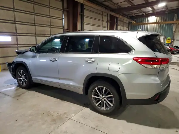 5TDJZRFH3JS862056 2018 TOYOTA HIGHLANDER - Image 2