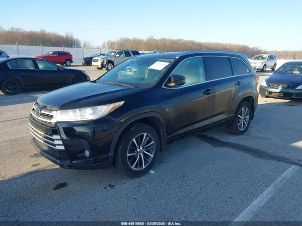 5TDJZRFH3JS871081 2018 TOYOTA HIGHLANDER - Image 2
