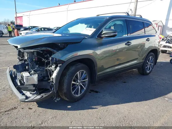 5TDJZRFH3JS875910 2018 TOYOTA HIGHLANDER - Image 2