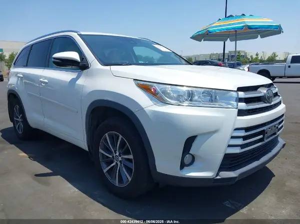 5TDJZRFH3JS876149 2018 TOYOTA HIGHLANDER - Image 1