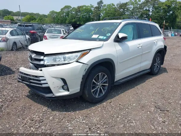 5TDJZRFH3JS877401 2018 TOYOTA HIGHLANDER - Image 2