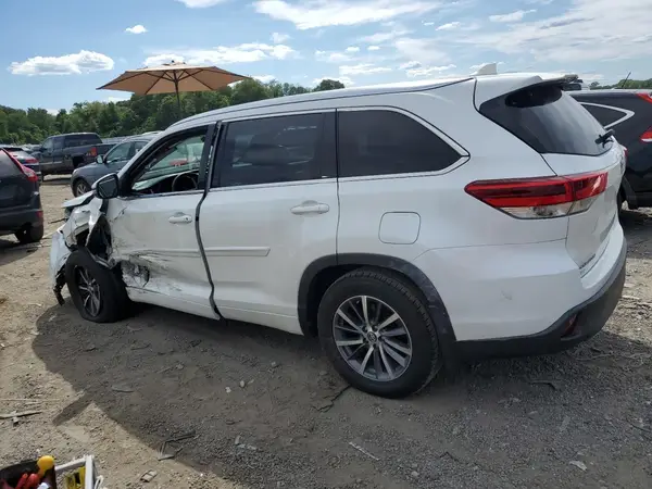 5TDJZRFH3JS879942 2018 TOYOTA HIGHLANDER - Image 2