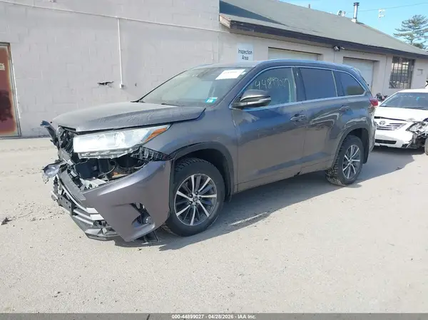 5TDJZRFH3JS884946 2018 TOYOTA HIGHLANDER - Image 2
