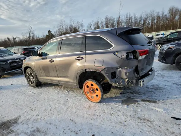 5TDJZRFH3JS886910 2018 TOYOTA HIGHLANDER - Image 2