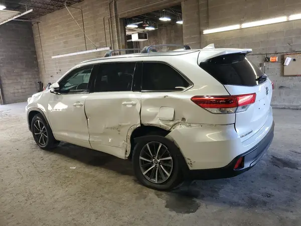 5TDJZRFH3JS889497 2018 TOYOTA HIGHLANDER - Image 2