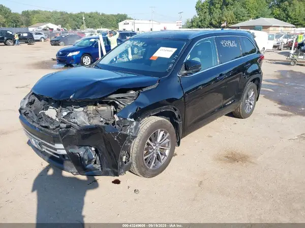 5TDJZRFH3JS891864 2018 TOYOTA HIGHLANDER - Image 2