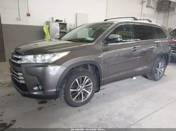 5TDJZRFH3JS892898 2018 TOYOTA HIGHLANDER - Image 2
