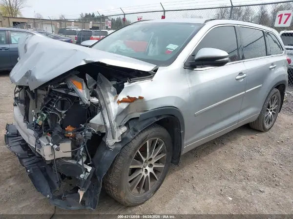 5TDJZRFH3JS903348 2018 TOYOTA HIGHLANDER - Image 2