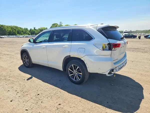 5TDJZRFH3JS906556 2018 TOYOTA HIGHLANDER - Image 2