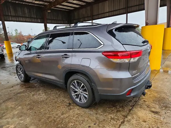 5TDJZRFH3KS571686 2019 TOYOTA HIGHLANDER - Image 2