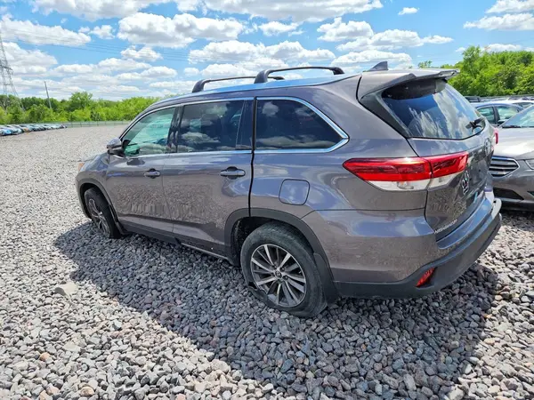 5TDJZRFH3KS581277 2019 TOYOTA HIGHLANDER - Image 2