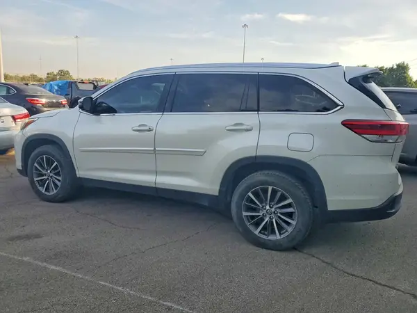 5TDJZRFH3KS582736 2019 TOYOTA HIGHLANDER - Image 2