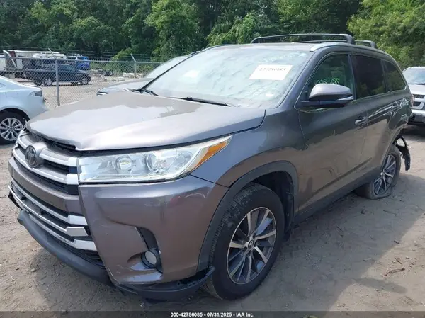 5TDJZRFH3KS583269 2019 TOYOTA HIGHLANDER - Image 2
