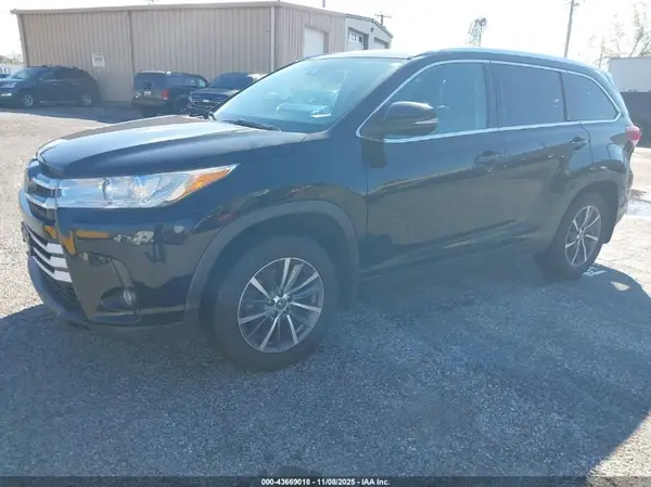 5TDJZRFH3KS584759 2019 TOYOTA HIGHLANDER - Image 2