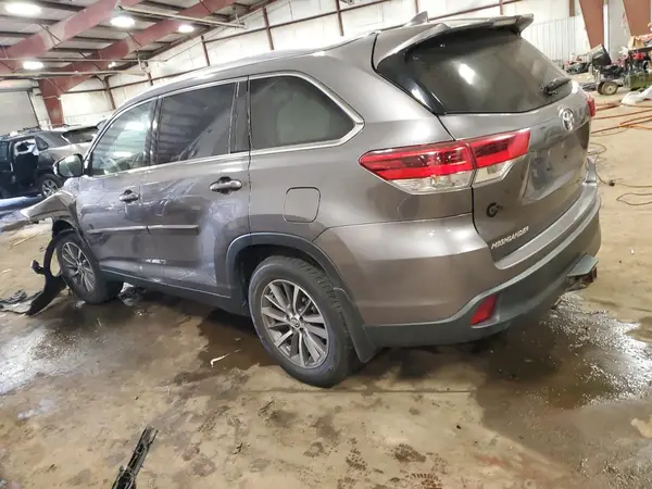 5TDJZRFH3KS585636 2019 TOYOTA HIGHLANDER - Image 2