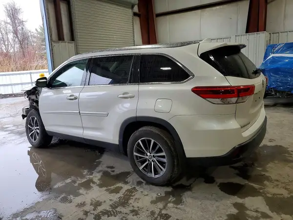 5TDJZRFH3KS586169 2019 TOYOTA HIGHLANDER - Image 2