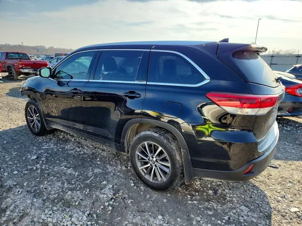 5TDJZRFH3KS586219 2019 TOYOTA HIGHLANDER - Image 2