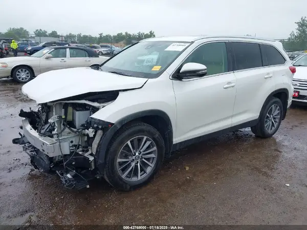 5TDJZRFH3KS588598 2019 TOYOTA HIGHLANDER - Image 2