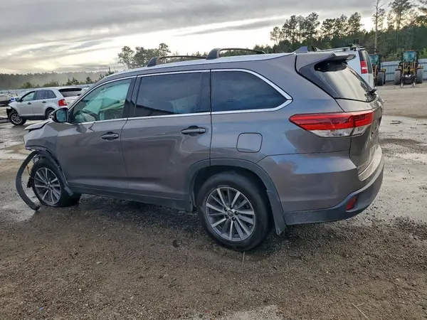 5TDJZRFH3KS589265 2019 TOYOTA HIGHLANDER - Image 2