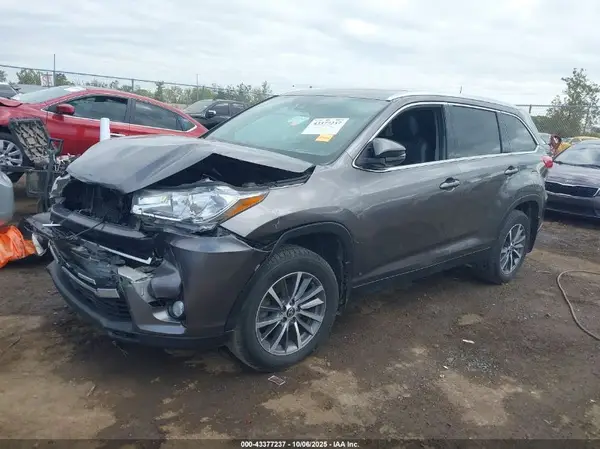 5TDJZRFH3KS592148 2019 TOYOTA HIGHLANDER - Image 2
