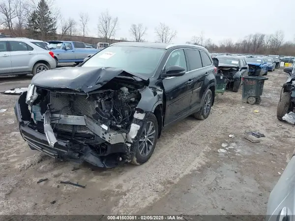 5TDJZRFH3KS593929 2019 TOYOTA HIGHLANDER - Image 2