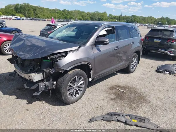 5TDJZRFH3KS597978 2019 TOYOTA HIGHLANDER - Image 2