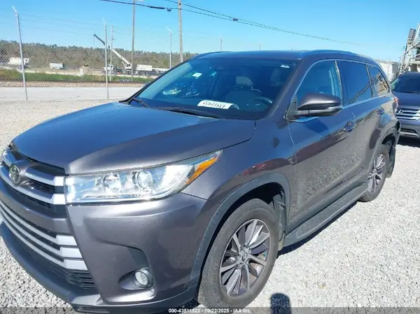 5TDJZRFH3KS604475 2019 TOYOTA HIGHLANDER - Image 2