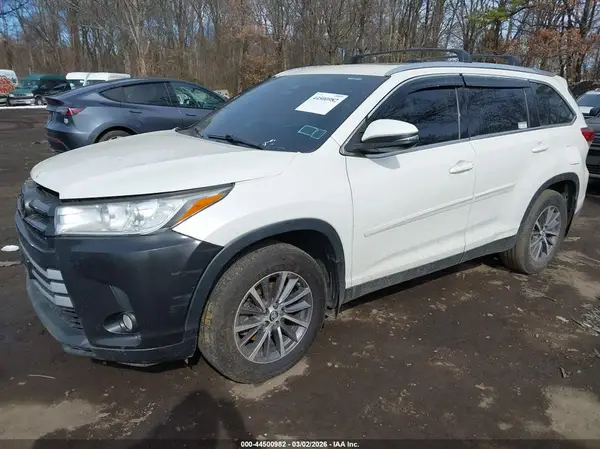 5TDJZRFH3KS608705 2019 TOYOTA HIGHLANDER - Image 2