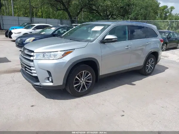 5TDJZRFH3KS610583 2019 TOYOTA HIGHLANDER - Image 2