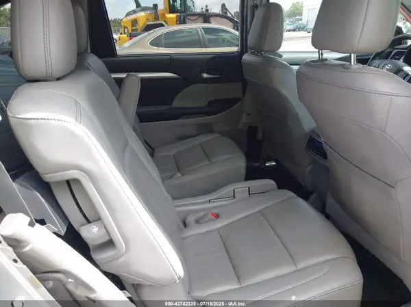 5TDJZRFH3KS610583 2019 TOYOTA HIGHLANDER - Image 8