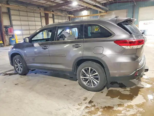5TDJZRFH3KS617937 2019 TOYOTA HIGHLANDER - Image 2