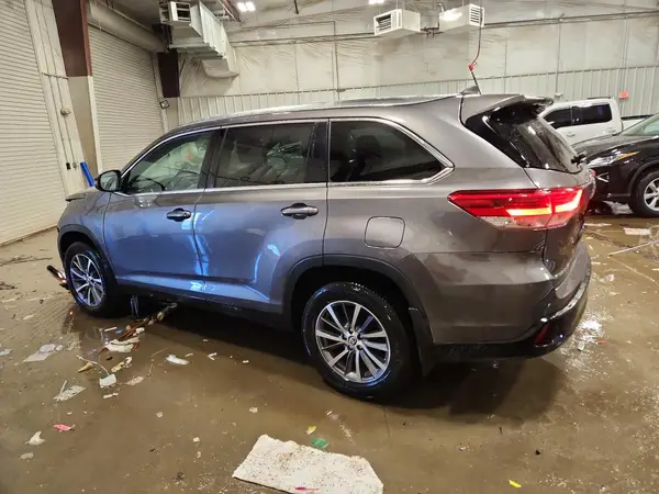 5TDJZRFH3KS618750 2019 TOYOTA HIGHLANDER - Image 2