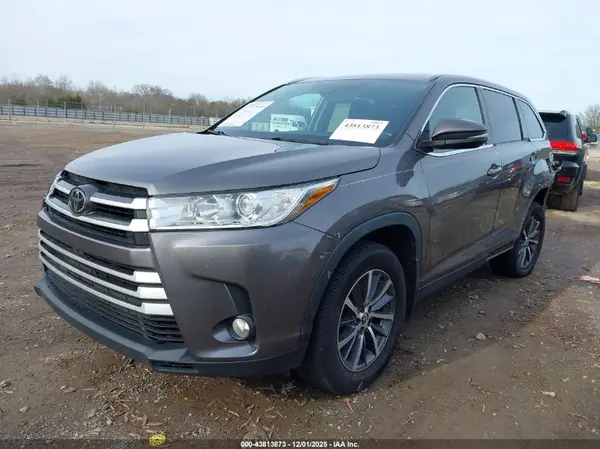 5TDJZRFH3KS705063 2019 TOYOTA HIGHLANDER - Image 2