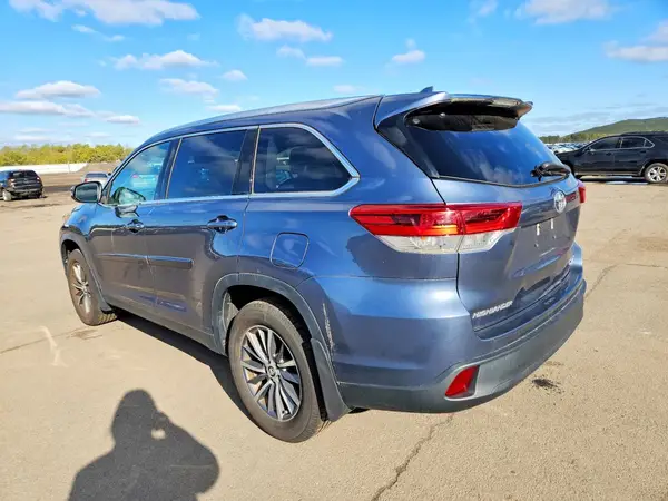5TDJZRFH3KS725765 2019 TOYOTA HIGHLANDER - Image 2