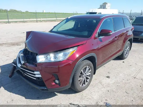 5TDJZRFH3KS747085 2019 TOYOTA HIGHLANDER - Image 2