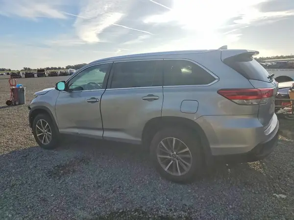 5TDJZRFH3KS957332 2019 TOYOTA HIGHLANDER - Image 2