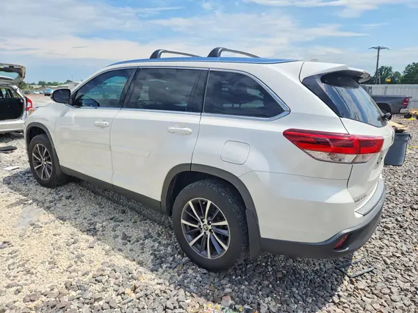 5TDJZRFH3KS998009 2019 TOYOTA HIGHLANDER - Image 2