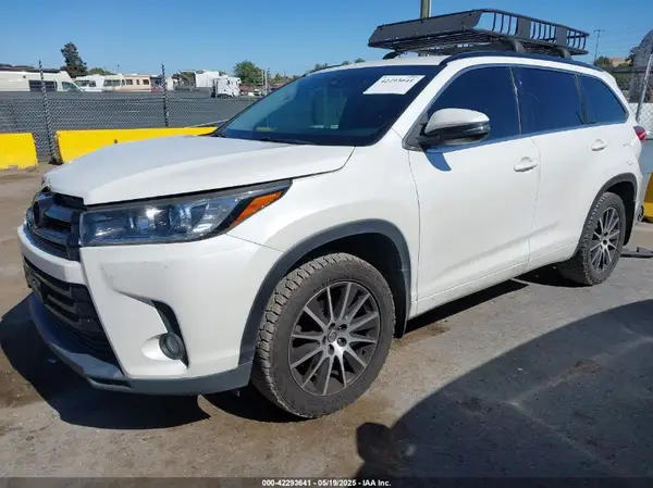 5TDJZRFH4HS363437 2017 TOYOTA HIGHLANDER - Image 2