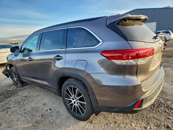 5TDJZRFH4HS363812 2017 TOYOTA HIGHLANDER - Image 2