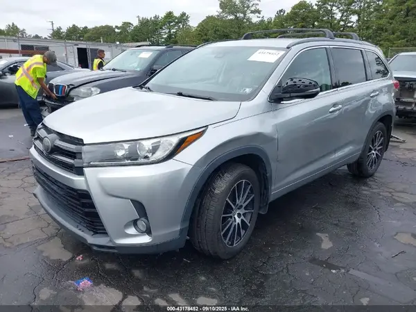 5TDJZRFH4HS365141 2017 TOYOTA HIGHLANDER - Image 2