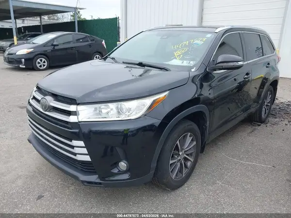 5TDJZRFH4HS372171 2017 TOYOTA HIGHLANDER - Image 2