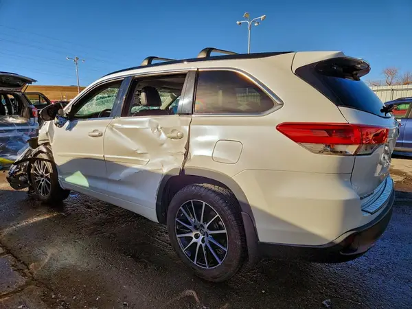 5TDJZRFH4HS377452 2017 TOYOTA HIGHLANDER - Image 2