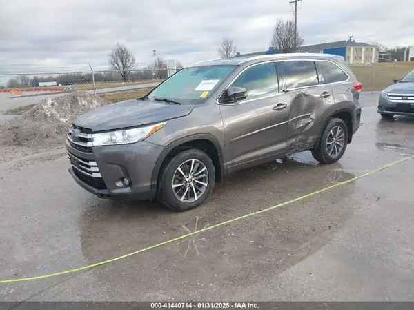 5TDJZRFH4HS409798 2017 TOYOTA HIGHLANDER - Image 2